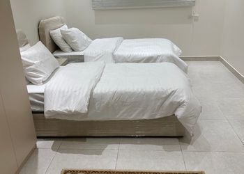 شقة بصالة مريحة وغرفتين نوم 
