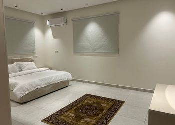 شقة بصالة مريحة وغرفتين نوم 