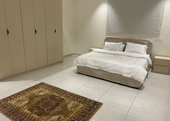 شقة بصالة مريحة وغرفتين نوم 