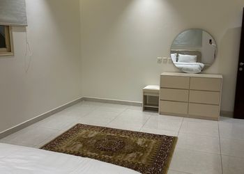 شقة بصالة مريحة وغرفتين نوم 