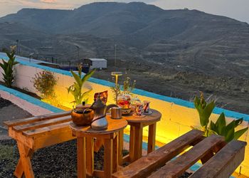 كرفان على اطلالة جبلية خلابه