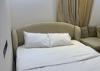 استديو بأثاث مريح وبسيط 