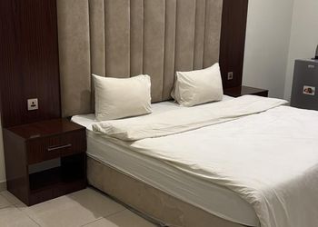 استديو بأثاث مريح وبسيط 