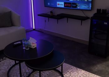 استديو بسرير ماستر وأثاث مريح 