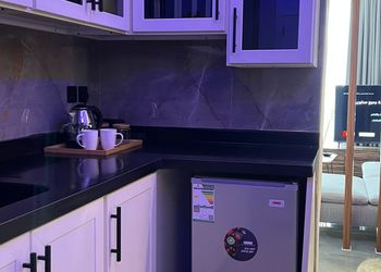 استديو بأثاث مريح وبسيط 