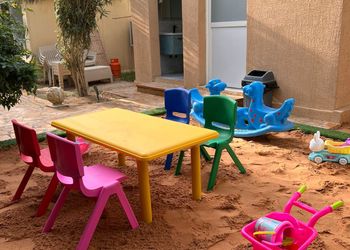 استراحة بمسطح اخضر وجلسة خارجية