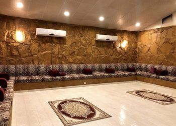 استراحة بمسبح داخلي  و مسطح اخضر