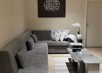 شقة بثلاث غرف نوم وصالة جلوس
