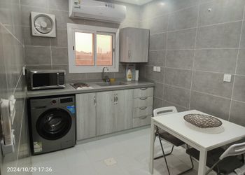 شقة بغرفة نوم هادئه جلسة خارجية