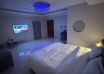 استديو بأثاث مريح وبسيط 