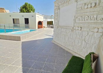 استراحة بمسطح اخضر وجلسه خارجيه