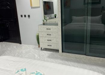 استديو بأثاث مريح وبسيط 