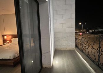 شقة بغرفة معيشة وغرفتين نوم 