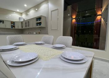 شاليه بجلسة مطلة على الحديقة 