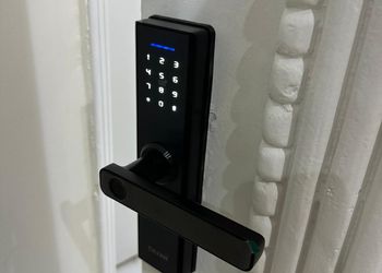 استديو بسرير ماستر وجلسة جانبية 