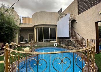 شاليه بصالة جلوس وجلسة خارجية 