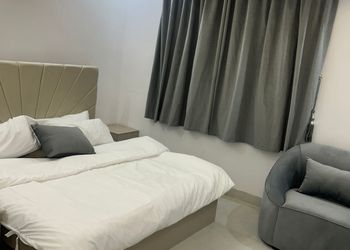 استديو بسرير ماستر وأثاث مريح 