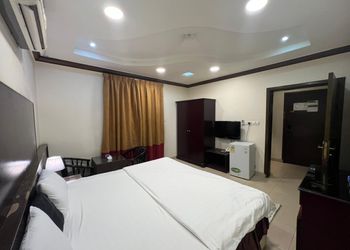 استديو بأثاث مريح وبسيط 