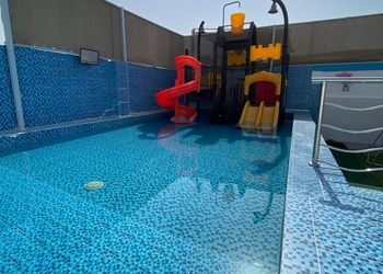 استراحة بمسطح اخضر وجلسة خارجية