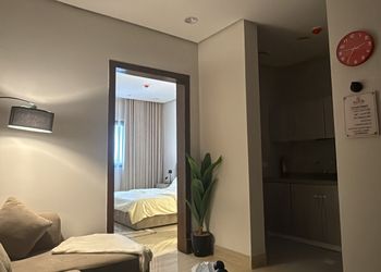 شقة بغرفة معيشة وغرفة نوم 
