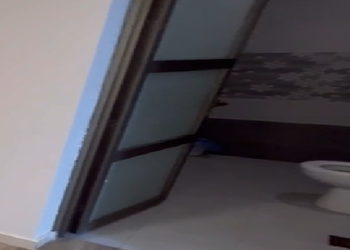 شاليه بجلسة خارجية و صالة