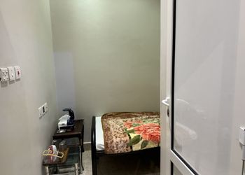 غرفة بأثاث مريح وبسيط 