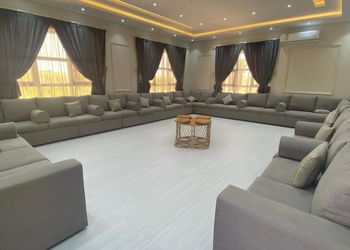 استراحه بمسطح اخضر وجلسة خارجية