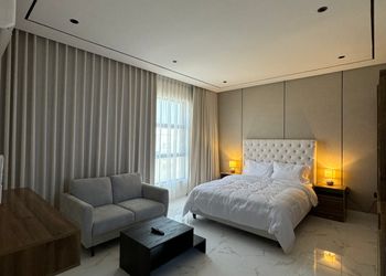 استديو بأثاث مريح وبسيط 