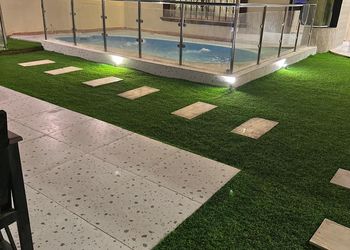شاليه بمسطح اخضر ومسبح 