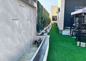شاليه بمسطح اخضر وجلسة خارجية 