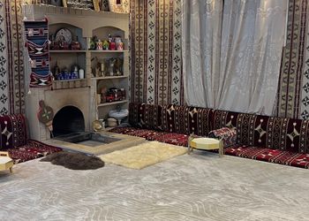 استراحة بجلسة خارجية وألعاب أطفال 