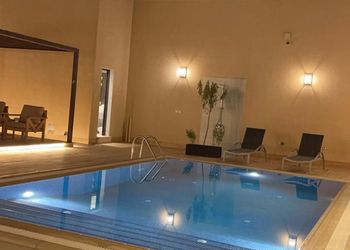 استراحة بمسطح اخضر ومجالس