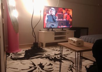 استديو بأثاث مريح وبسيط 