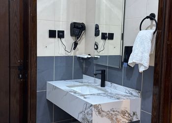 ثلاث غرف وصاله ومطبخ وحمام