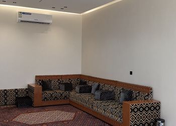 استراحة بمجالس واسعة وفناء خارجي
