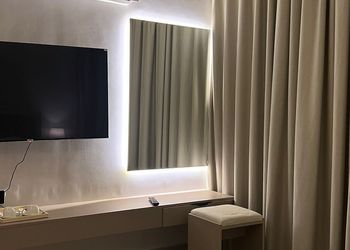 استديو بأثاث مريح وبسيط 