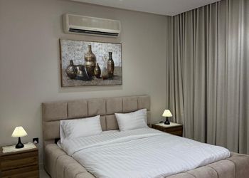 استديو بأثاث مريح وبسيط 