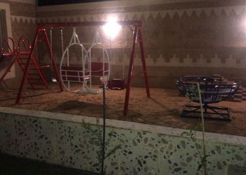 شاليه بمسطح اخضر وجلسة خارجية 