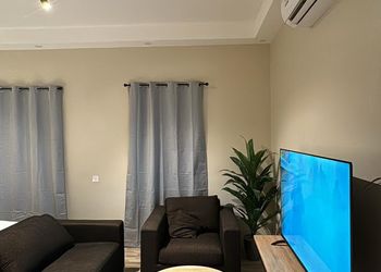 استديو بسرير ماستر وأثاث مريح 