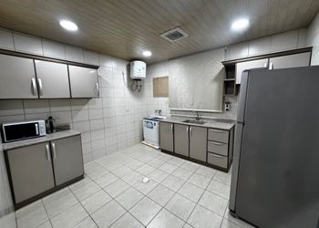 استديو بأثاث مريح وبسيط 