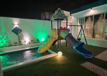 شاليه بصالة مطلة على المسبح
