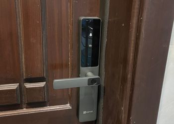 شقة بدخول ذاتي وصالة أنيقة