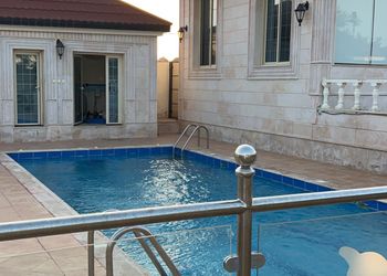 استراحة بمسطح اخضر وجلسة خارجية