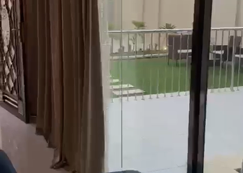 شاليه بجلسة خارجية على مسبح