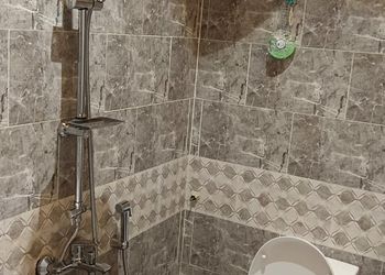 غرفة بسرير ماستر و دورة مياة
