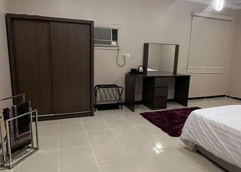 شقة بصالة وثلاث غرف نوم 