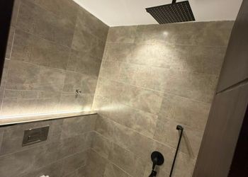 استديو بسرير ماستر وأثاث مريح 