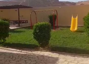 استراحة بمسطح اخضر وجلسة