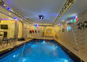 شاليه بمسطح اخضر وجلسة خارجية 