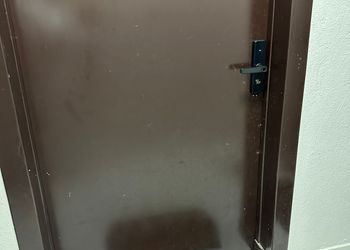 شقة بغرفة معيشة وغرفة نوم